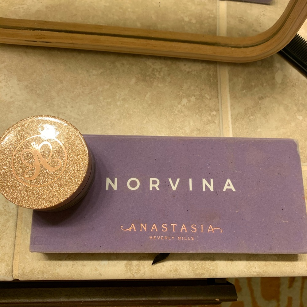 Anastasia Eyeshadow Palette highlighter